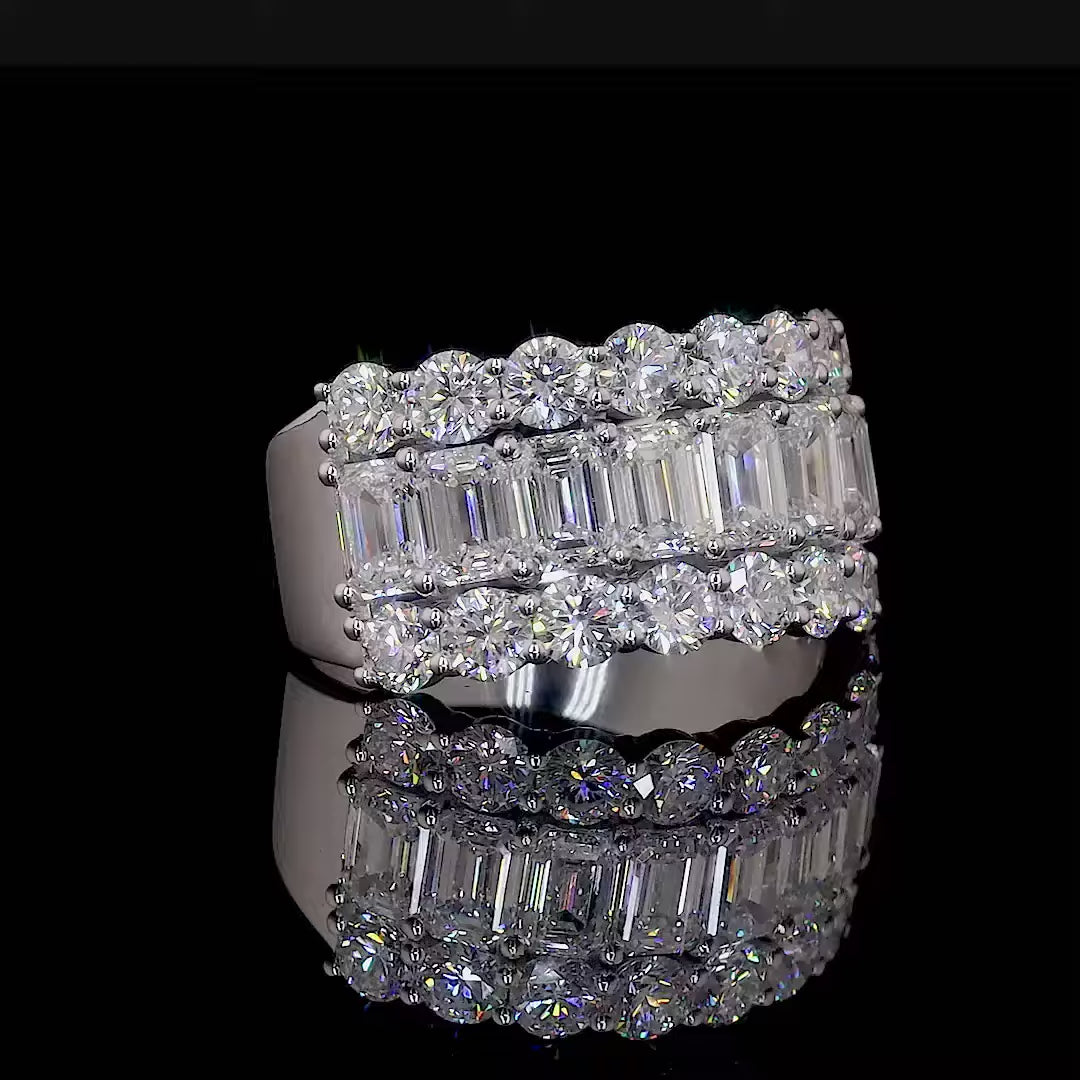 Anillo de tres filas con diamantes de laboratorio de corte esmeralda y redondo